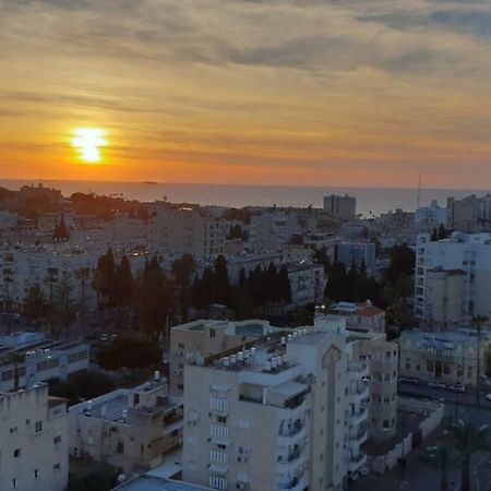 Spacious Apt. W/ Seaview, Fireplace & Netflix 아코 외부 사진