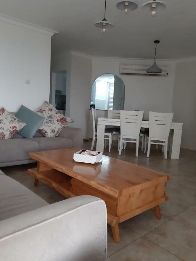 Spacious Apt. W/ Seaview, Fireplace & Netflix 아코 외부 사진