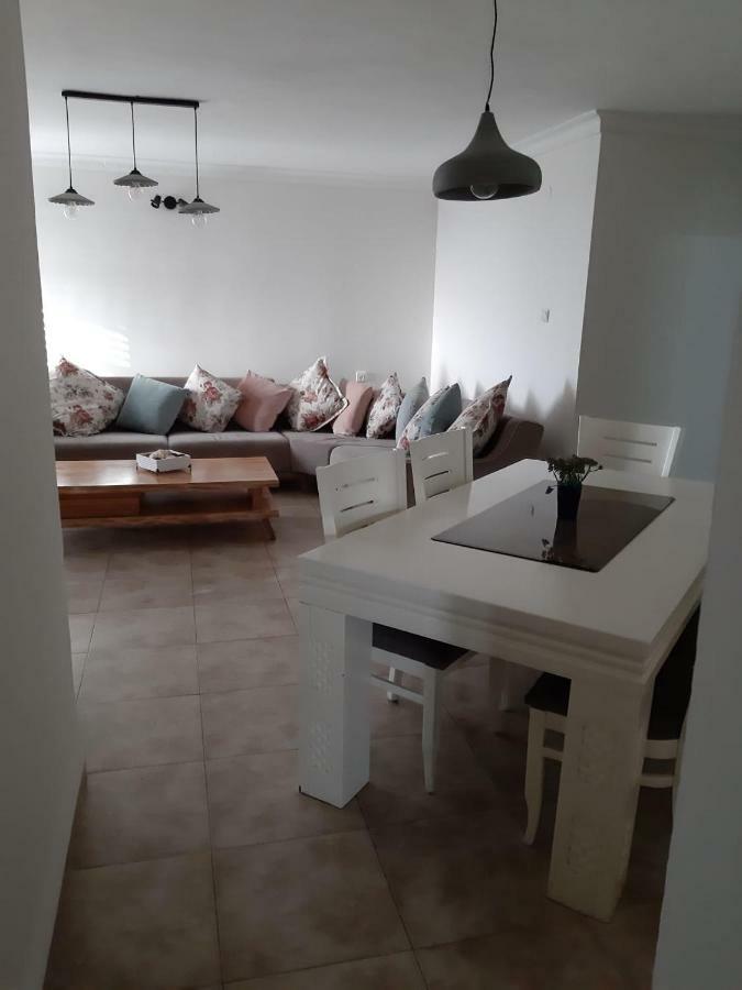 Spacious Apt. W/ Seaview, Fireplace & Netflix 아코 외부 사진